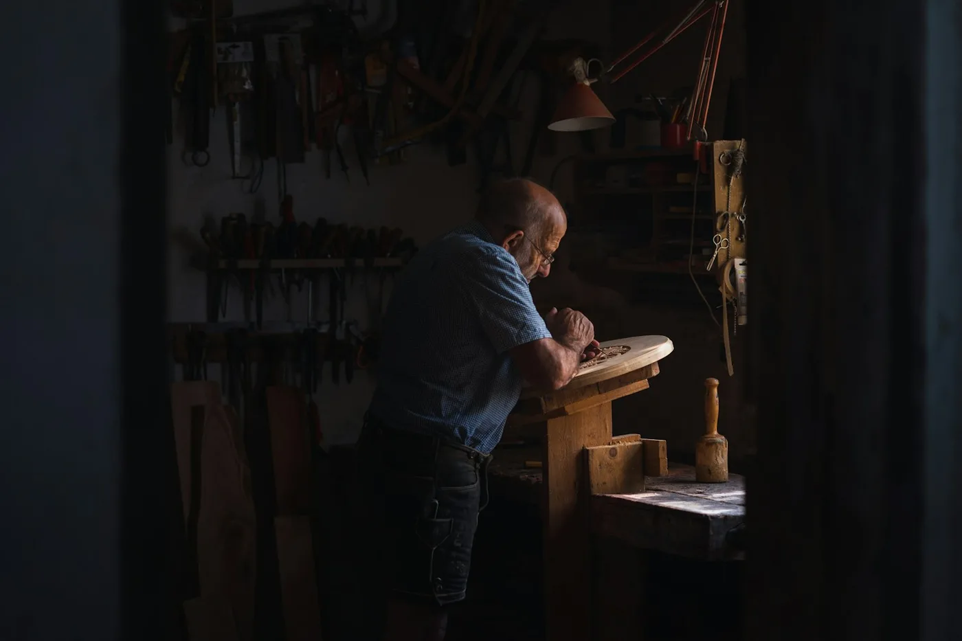 Artisan travaillant à son établi, profil type des clients accompagnés dans le Gard